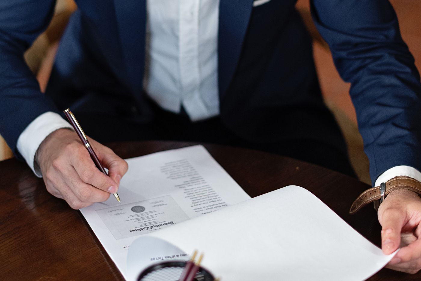 Profissional assinando um documento na mesa do escritório
