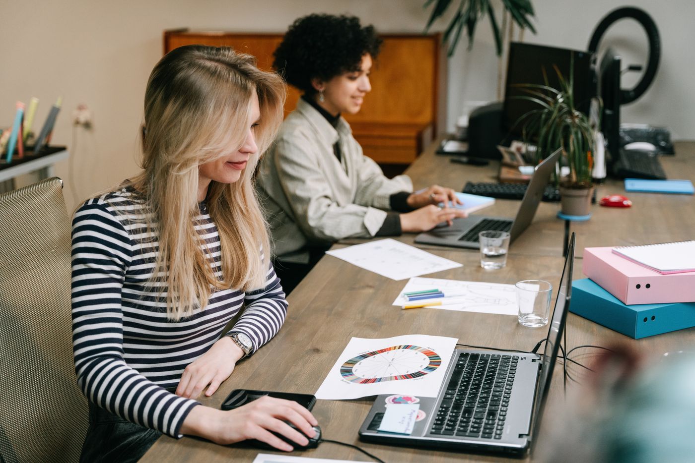 Duas empresárias conferindo a tela de um notebook
