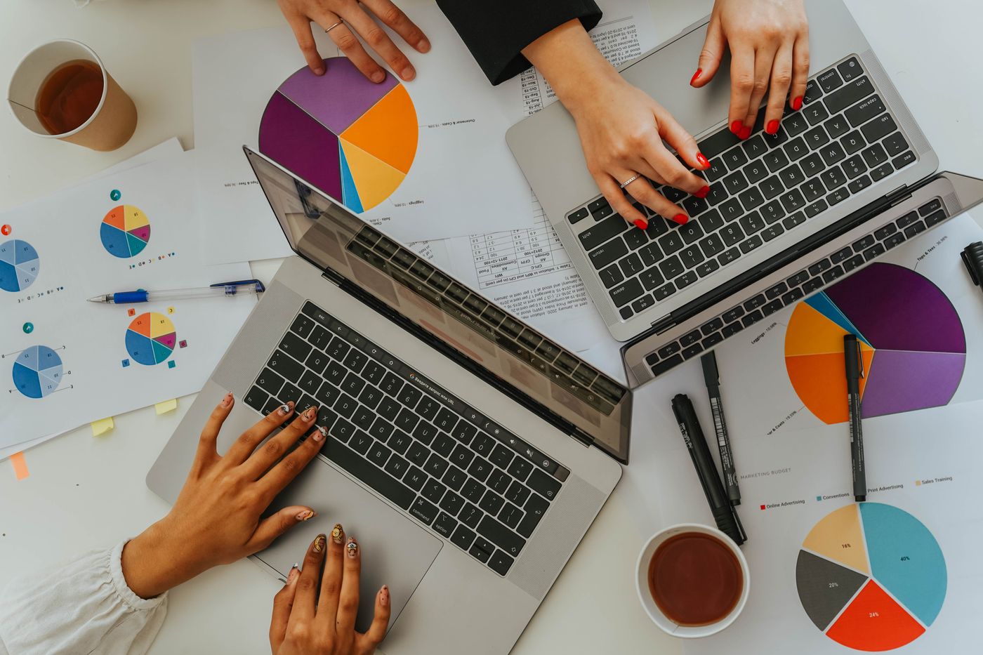 Equipe analisando gráficos e relatórios num notebook