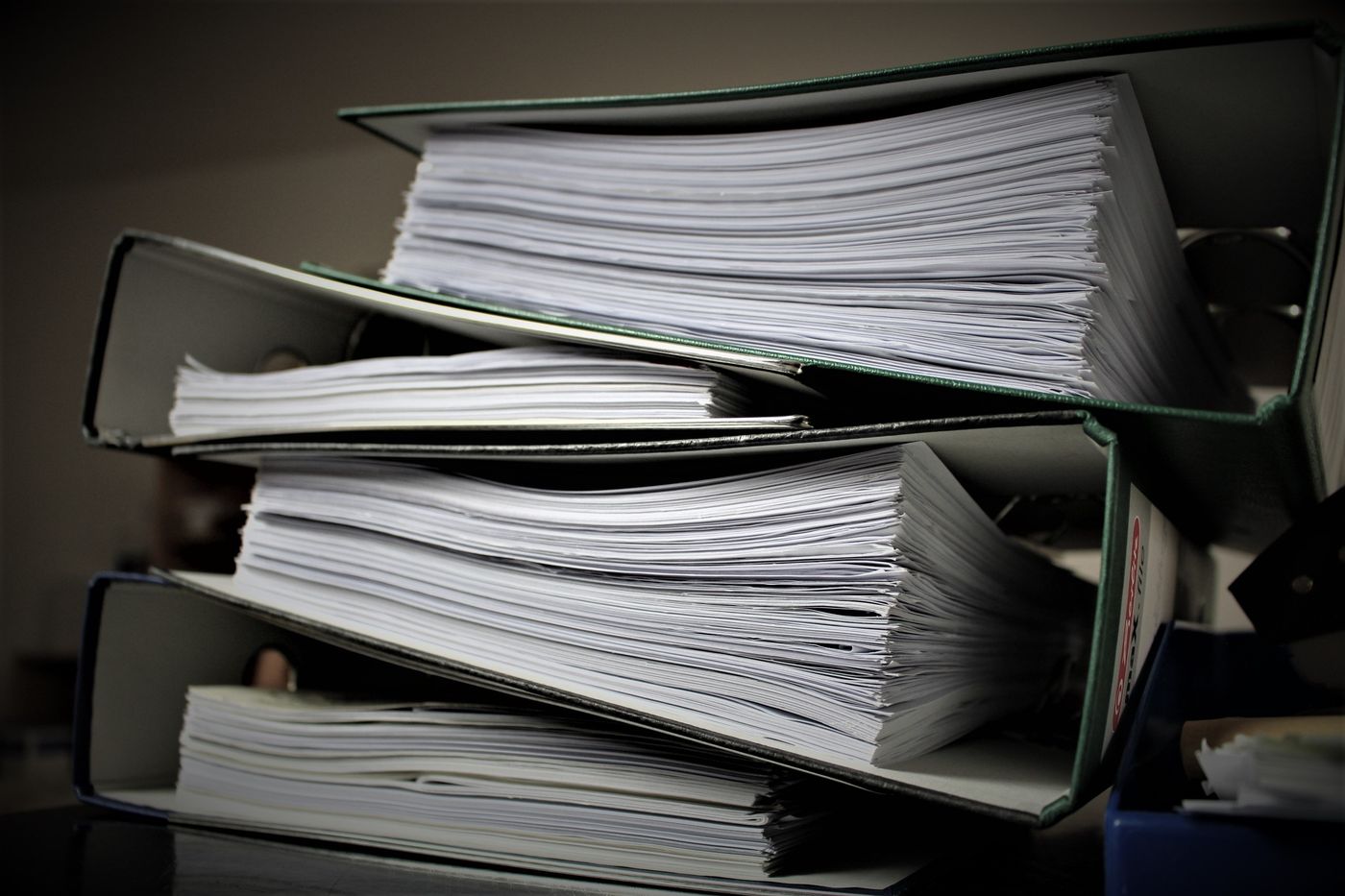 Pastas de documentos empilhadas num arquivo